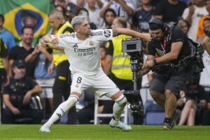 El centrocampista uruguayo del Real Madrid Fede Valverde celebra el gol marcado ante el Real Valladolid durante el partido de la segunda jornada disputado en el estadio Santiago Bernabéu. EFE/Borja Sánchez-Trillo