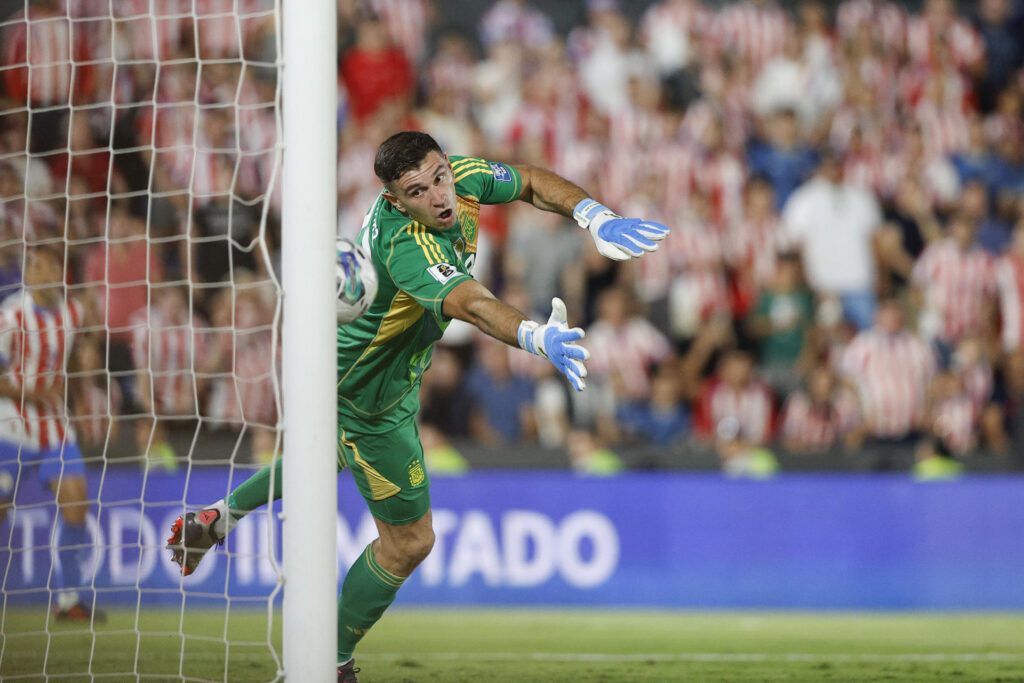 Emiliano Martínez de Argentina recibe una anotación durante un partido de las eliminatorias sudamericanas al Mundial de Fútbol 2026, ante Paraguay. EFE/ Juan Pablo Pino