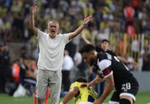 Mourinho gesticula durante el partido de este martes. EFE/EPA/ERDEM SAHIN