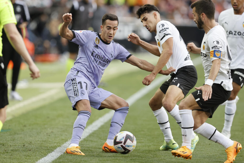 Lucas Vázquez (i) centrocampista del Real Madrid disputa unas posesión ante Andre Almeida (c), centrocampista portugués del Valencia CF durante un partido de liga. EFE/ Kai Forsterling (Valencia vs Real Madrid)