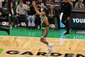Jayson Tatum, de los Celtics, celebra uno de sus triples ante los Knicks en Boston. EFE/EPA/CJ GUNTHER