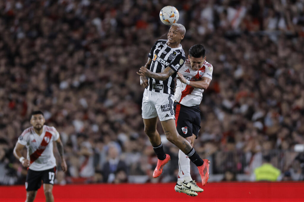 Maximiliano Meza (d) de River disputa el balón con Deyverson de Mineiro en un partido de las semifinales de la Copa Libertadores. EFE/ Juan Ignacio Roncoroni