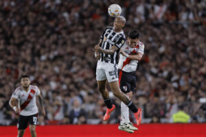 Maximiliano Meza (d) de River disputa el balón con Deyverson de Mineiro en un partido de las semifinales de la Copa Libertadores. EFE/ Juan Ignacio Roncoroni