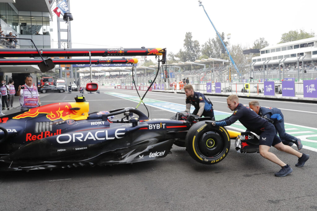 El mexicano Sergio Checo Pérez de Red Bull participa en la primera practica del Gran Premio de México este sábado, en el Autódromo de los Hermanos Rodríguez en Ciudad de México (México). EFE/ Mario Guzmán