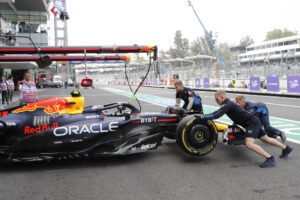 El mexicano Sergio Checo Pérez de Red Bull participa en la primera practica del Gran Premio de México este sábado, en el Autódromo de los Hermanos Rodríguez en Ciudad de México (México). EFE/ Mario Guzmán