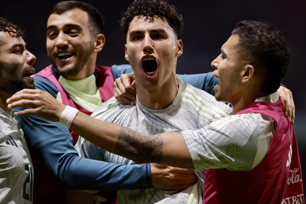 Jorge Sánchez de México celebra un gol ante Honduras, en el estadio Nemesio Diez de Toluca (México). EFE/ Felipe Gutiérrez
