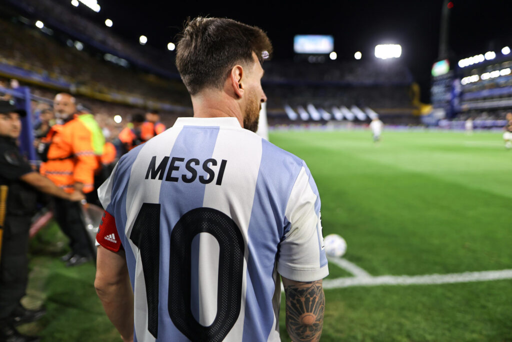 Lionel Messi, capitán de la selección de Argentina, se dispone a sacar un córner durante el partido de las eliminatorias sudamericanas para el Mundial de 2026 ante Perú en el estadio La Bombonera en Buenos Aires (Argentina). EFE/ Juan Ignacio Roncoroni