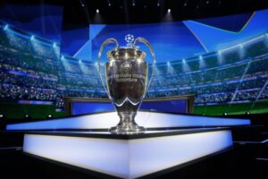 El trofeo de la Liga de Campeones, en una foto de archivo durante el sorteo de la fase liga del nuevo formato del torneo. EFE/EPA/SEBASTIEN NOGIER
