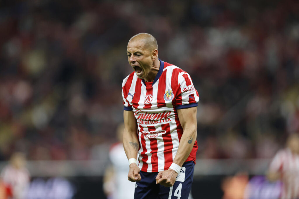 Javier Hernández de las Chivas de Guadalajara celebra un gol ante Atlas este jueves, durante un partido de reclasificación del torneo apertura 2024 de la liga del fútbol mexicano entre Guadalajara y Atlas, en el Estadio Akron, en la ciudad de Guadalajara, Jalisco (México). EFE/ Francisco Guasco