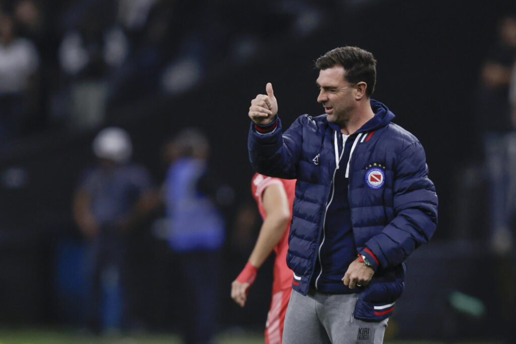 Pablo Guede, el 14 de mayo de 2024 en un partido de grupos de la Copa Sudamericana ante Corinthians. El argentino dejó de ser este martes el entrenador de Argentinos Juniors. EFE/ Isaac Fontana