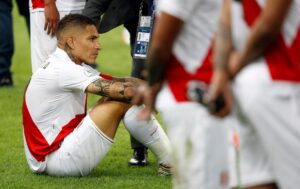 "Apenado, triste y frustrado". Así se declaró, por la decepcionante campaña de Perú en la Copa América de Estados Unidos a su regreso a Lima el delantero Paolo Guerrero, quien aparece sentado en una fotografía de archivo. EFE/Julio César Guimarães