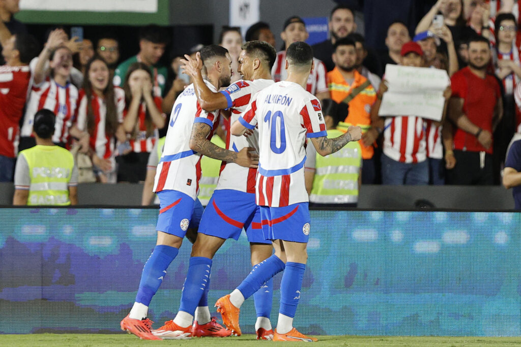 Jugadores de Paraguay celebran un gol de Antonio Sanabria durante un partido de las eliminatorias sudamericanas al Mundial de Fútbol 2026. EFE/ Juan Pablo Pino