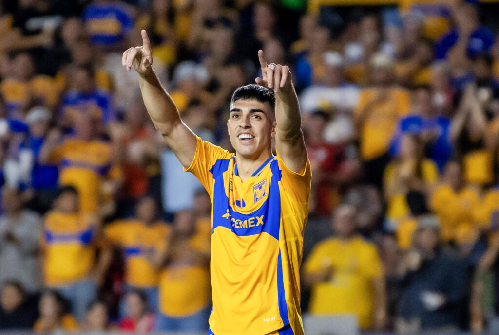 Juan Brunetta de Tigres celebra un gol este miércoles, durante un partido de la jornada 16 del Torneo Apertura 2024 MX, previo al arranque de la liguilla, entre Tigres y Toluca en el estadio Universitario de Monterrey (México). EFE/ Miguel Sierra