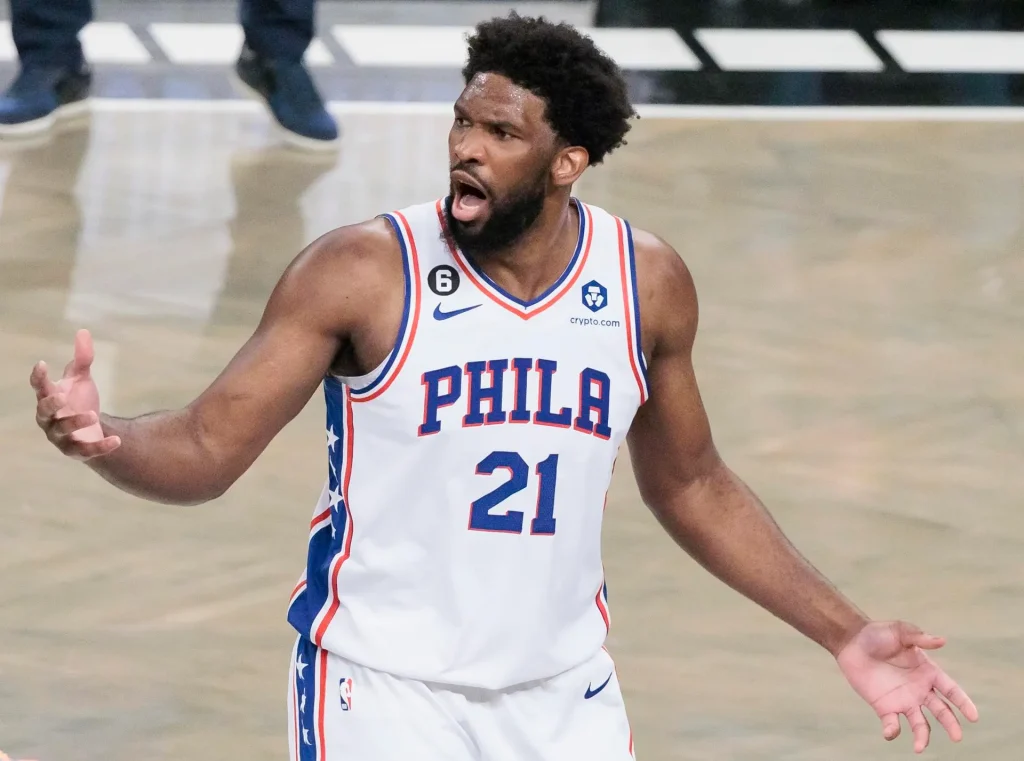 La NBA suspende a Joel Embiid por su empujón a un periodista