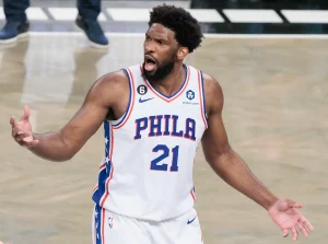 La NBA suspende a Joel Embiid por su empujón a un periodista