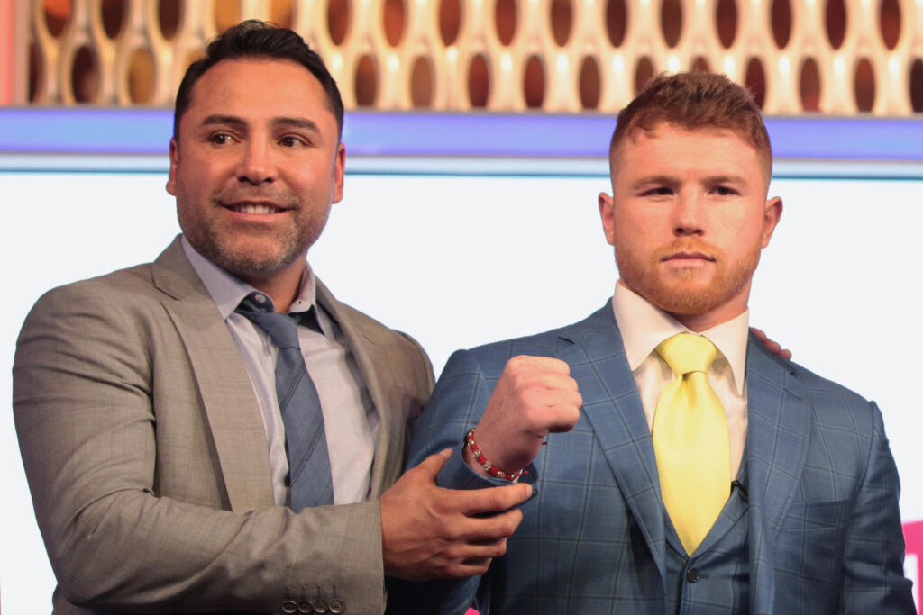 Fotografía tomada el 20 de febrero de 2017 en Ciudad de México al promotor de boxeo Oscar de la Hoya (i) y el tetracampeón mundial Saúl 'el Canelo' Álvarez. El boxeador acusó este miércoles en la ciudad estadounidense de Las Vegas al expúgil de robar dinero a los boxeadores que ha tutelado durante un agresivo debate en el que, además de intercambiar ofensas, estuvieron a punto de irse a los golpes. EFE/ Sáshenka Gutiérrez ARCHIVO
