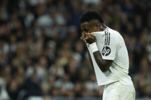 El delantero del Real Madrid Vinicius Jr. durante el partido de la jornada 11 de LaLiga EA Sports entre el Real Madrid y el FC Barcelona, este sábado en el estadio Santiago Bernabéu, en Madrid. EFE/ Juanjo Martín