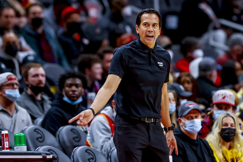 Fotografía de archivo del entrenador de los Heat, Erik Spoelstra. El equipo de Miami definirá este viernes su paso al 'playoff' de la NBA ante los Chicago Bulls. EFE/EPA/ERIK S. LESSER
