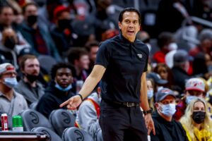 Fotografía de archivo del entrenador de los Heat, Erik Spoelstra. El equipo de Miami definirá este viernes su paso al 'playoff' de la NBA ante los Chicago Bulls. EFE/EPA/ERIK S. LESSER