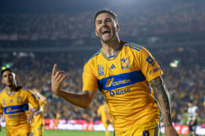 El francés André-Pierre Gignac, delantero de Tigres, fue registrado este sábado, 20 de abril, al celebrar un gol que le anotó a Necaxa, durante un partido de la fecha 16 del Torneo Clausura de fútbol en México, en el estadio Universitario de Monterrey. EFE/Miguel Sierra