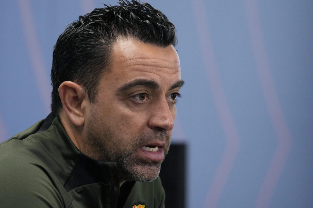 El entrenador del FC Barcelona, Xavi Hernández, durante la rueda de prensa posterior al entrenamiento realizado en la Ciudad deportiva Joan Gamper. EFE/Alejandro García