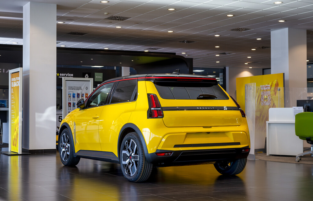 Quedan dos semanas para que termine el Plan MOVES III y las ayudas al coche eléctrico siguen en el aire. Esto esperamos en 2025 
