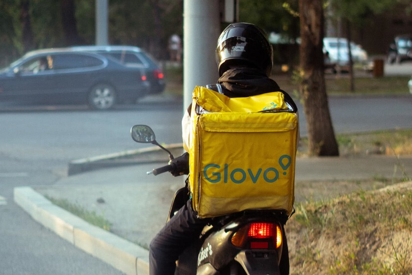 Glovo se rinde y abandona los falsos autónomos. Ha hecho falta 205 millones de euros en multas y llevar a juicio a su fundador