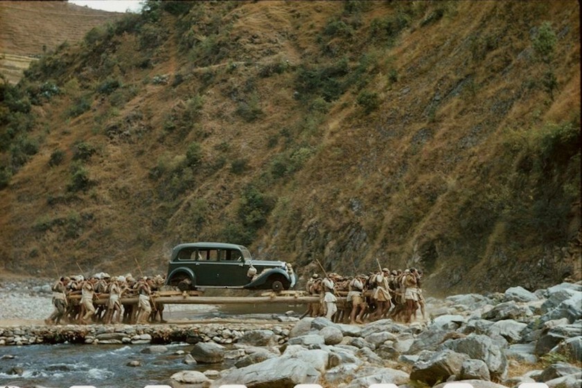En 1940 un centenar de hombres llevaban un Mercedes Benz a hombros por las montañas de Nepal. Era el coche de Hitler