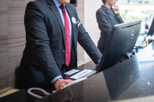El nuevo registro en hoteles promete que no nos pedirán más datos. Ni los propios hoteleros están convencidos