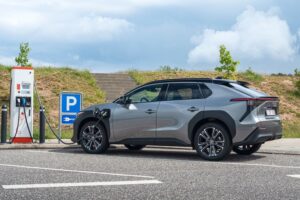 Mientras el mundo vive una carrera vertiginosa por el coche eléctrico, Japón va a su propio ritmo: el dilema del innovador