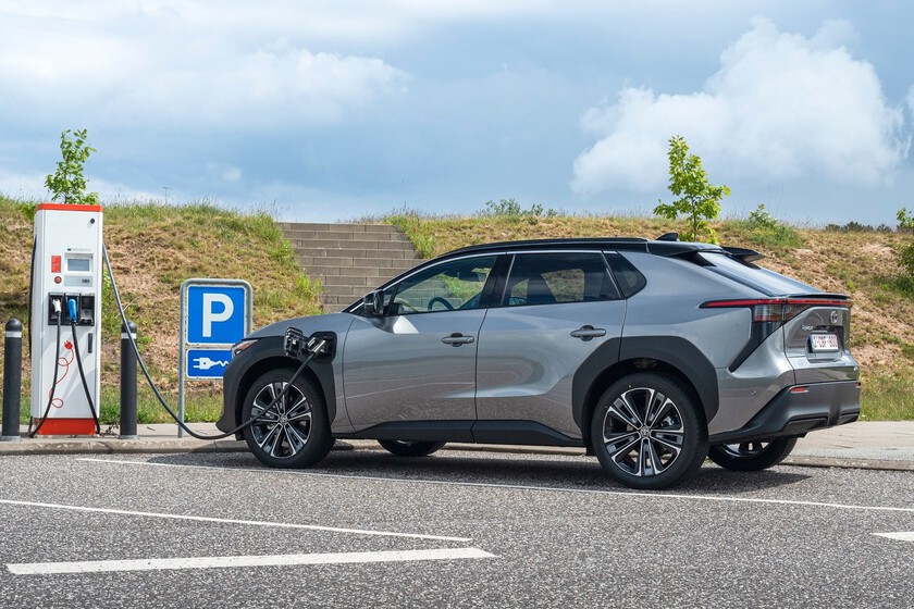 Mientras el mundo vive una carrera vertiginosa por el coche eléctrico, Japón va a su propio ritmo: el dilema del innovador