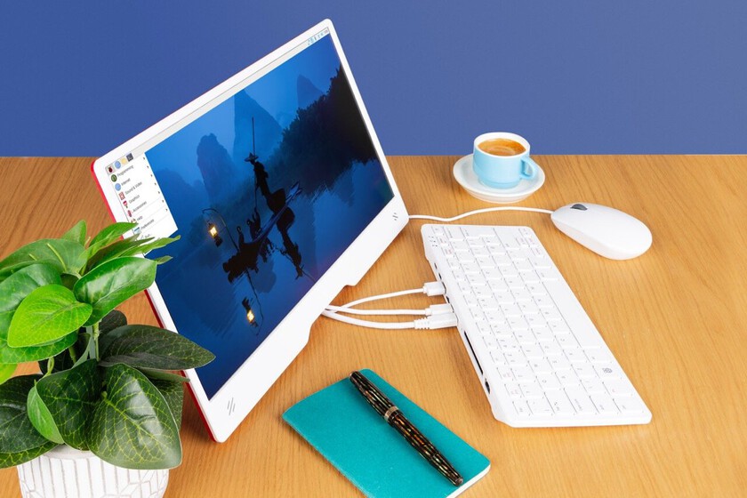 El teclado-ordenador Raspberry Pi 500 ya está con nosotros. Y llega acompañado de un monitor portátil