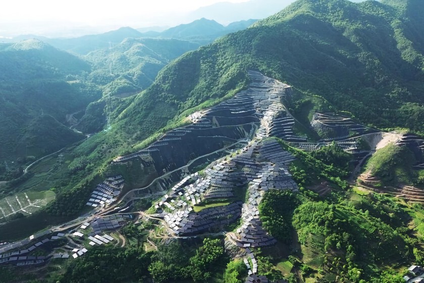 Llevamos años hablando de los paneles solares de perovskita como el futuro. China acaba de cubrir una montaña con ellos