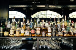 El sector del whisky creía estar viviendo sus "locos años 20". En realidad hinchaba una burbuja que acaba de explotar