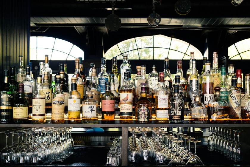 El sector del whisky creía estar viviendo sus "locos años 20". En realidad hinchaba una burbuja que acaba de explotar