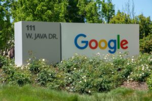 Google quiere romper el monopolio de Microsoft sobre OpenAI, y tiene un as bajo la manga