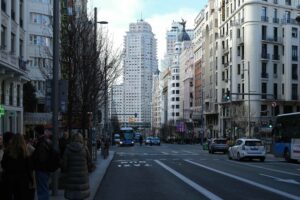 no multará a los coches sin etiqueta de la DGT en 2025 y relaja las restricciones que ya se aplican