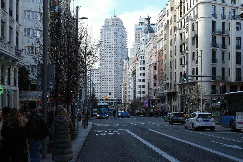 no multará a los coches sin etiqueta de la DGT en 2025 y relaja las restricciones que ya se aplican