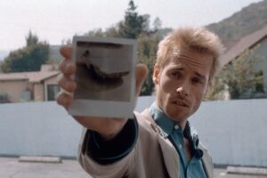 "Nunca voy a darle trabajo". Guy Pearce desvela que Warner obligó a Christopher Nolan a dejar de contar con él después de 'Memento'