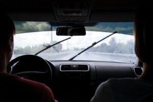Utilizar vinagre para el limpiar los limpiaparabrisas del coche parece un gran truco casero. No lo es tanto