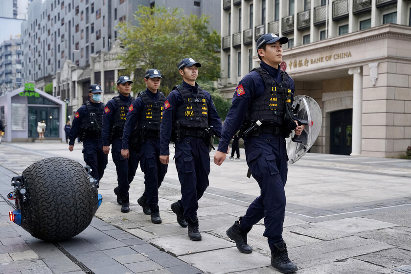 identifica objetivos, lanza redes, bombas de gas y casi nunca descansa