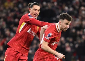 Diogo Jota y Darwin Nuñez celebran gol del Liverpool