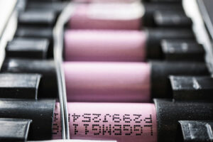 Unos investigadores coreanos se las han apañado para alargar un 750% las baterías de litio con algo simple: agua