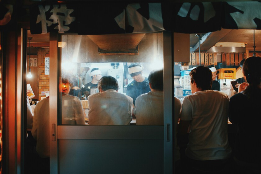En Japón hay bares que decidieron vender las bofetadas de sus camareras. No contaron con un problema: las lesiones