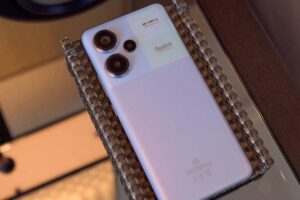 Con una cámara de 200 MP y una pantalla 2K, este móvil de Xiaomi es una excelente opción para regalar esta Navidad