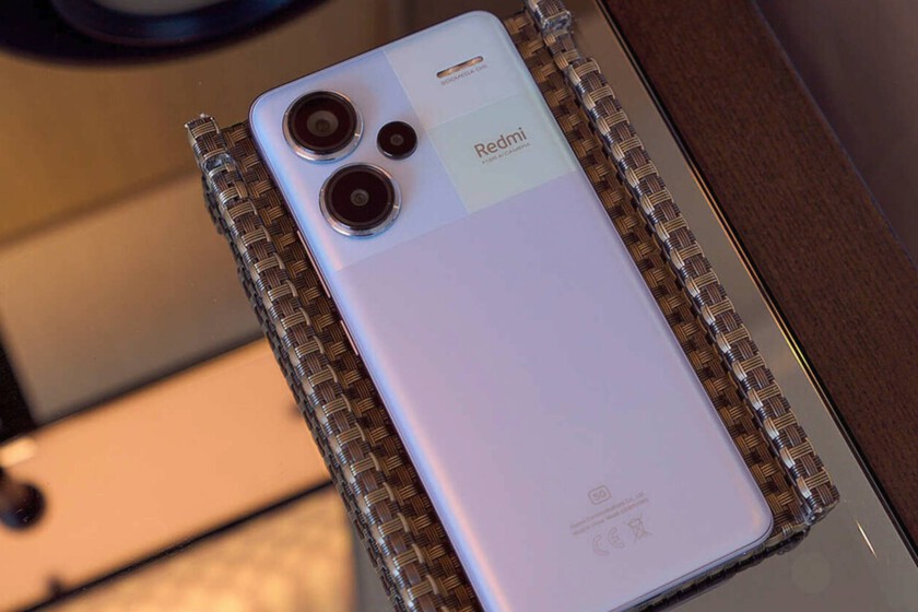 Con una cámara de 200 MP y una pantalla 2K, este móvil de Xiaomi es una excelente opción para regalar esta Navidad