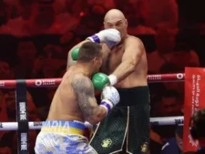 Riyadh (Saudi Arabia), 18/05/2024.- Tyson Fury (R) of Britain in action during his title bout against Oleksandr Usyk of Ukraine for Undisputed Heavyweight Champion, in Riyadh, Saudi Arabia, 18 May 2024. (Arabia Saudita, Ucrania, Reino Unido) EFE/EPA/ALI HAIDER