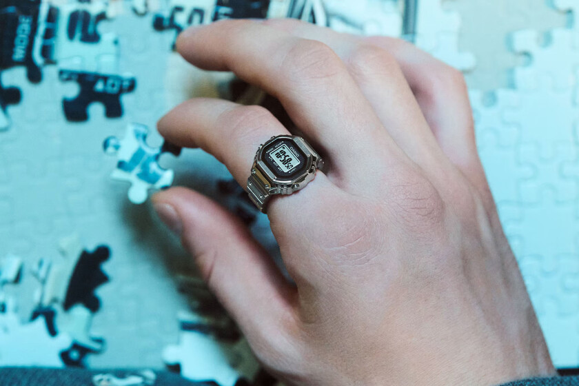 lanzando un anillo-reloj miniatura con diseño retro