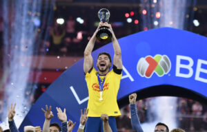 Henry Martín del America levanta el trofeo al coronarse campeones del Torneo Apertura 2024. EFE/ Miguel Sierra