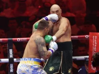 Riyadh (Saudi Arabia), 18/05/2024.- Tyson Fury (R) of Britain in action during his title bout against Oleksandr Usyk of Ukraine for Undisputed Heavyweight Champion, in Riyadh, Saudi Arabia, 18 May 2024. (Arabia Saudita, Ucrania, Reino Unido) EFE/EPA/ALI HAIDER